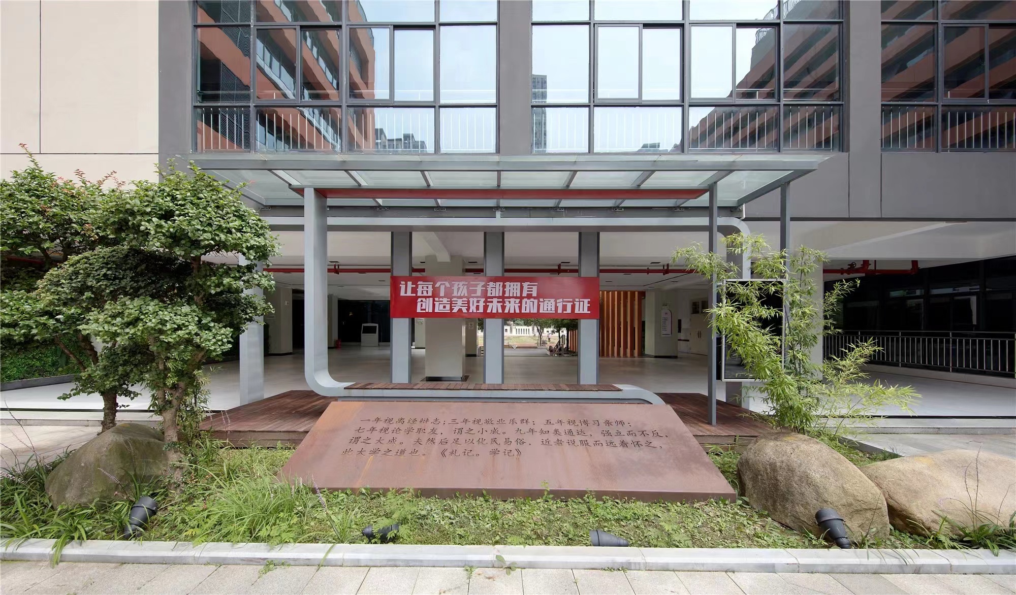 【學(xué)校案例】今泰裝飾在武漢市先后完成了與紅領(lǐng)巾學(xué)校6個(gè)校區(qū)的項(xiàng)目交付！(圖1)